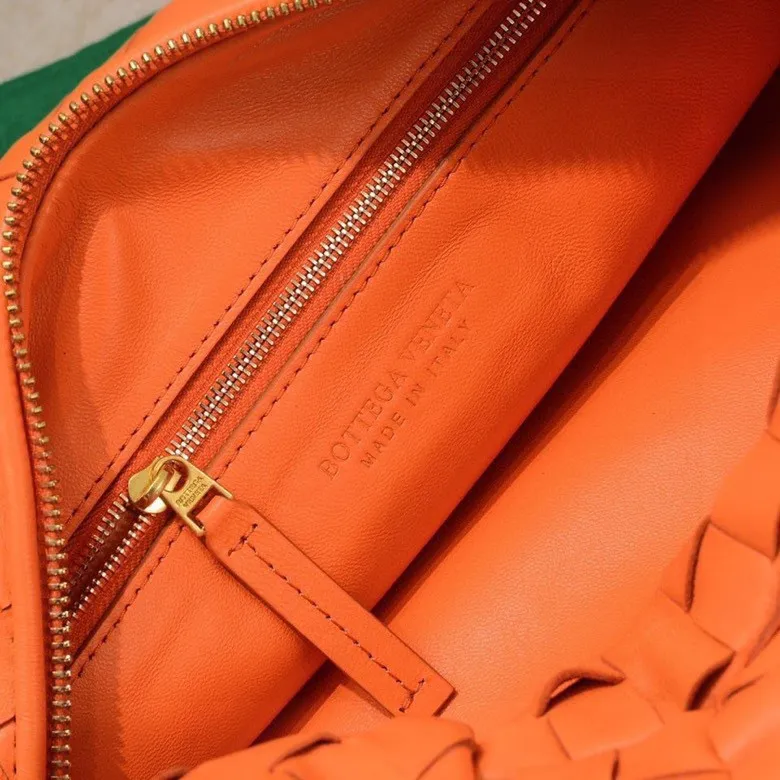 Batch 1460 BV Bottega Veneta 2022 Early Spring New Ladies Medium JODIE Handbag BV Bag 🔥The new method is to round the corners on the original basis and knot the round hobo bag with classic woven leather. The most iconic triangular pull-out design, using sheepskin draped soft shape, is super suitable for concave shapes~ Jodie feels really gentle to people, and is definitely the best item for daily matching. It has the same weave, new elements and twists, and is versatile. It is the new favorite of street style Internet celebrities! Size: 36*21*13 Model: 6697